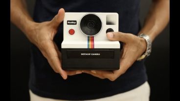 El diseño homenajea a las míticas Polaroid.