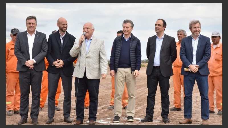El presidente junto a sus funcionarios, el gobernador y el intendente Castellano.