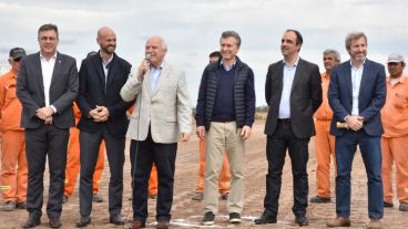 El presidente junto a sus funcionarios, el gobernador y el intendente Castellano.