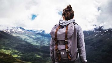 Antes de iniciar una carrera universitaria, algunos jóvenes se toman un año para viajar por el mundo.