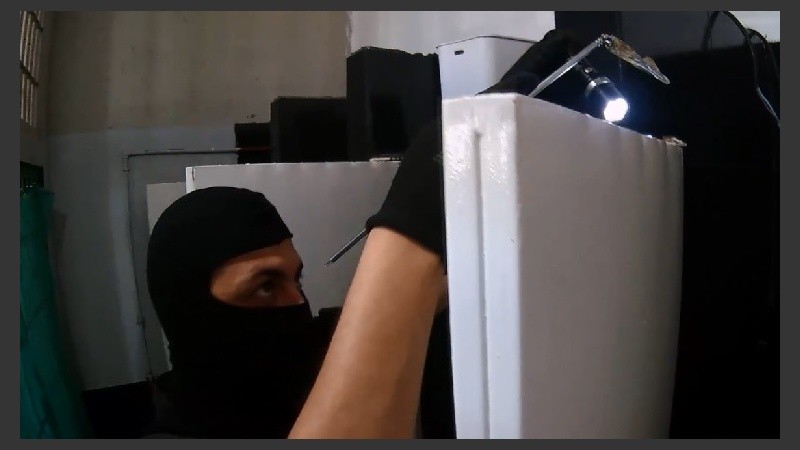 Revisión minuciosa con espejos en bordes de aberturas.