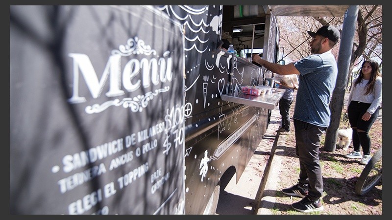 Los Food Trucks hicieron su debut este jueves al mediodía en el Parque Sunchales.