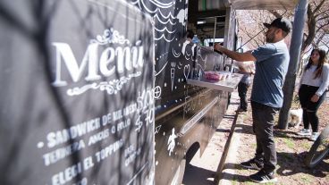 Los Food Trucks hicieron su debut este jueves al mediodía en el Parque Sunchales.