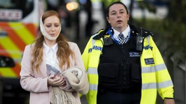 Una herida se retira de la zona de la explosión.