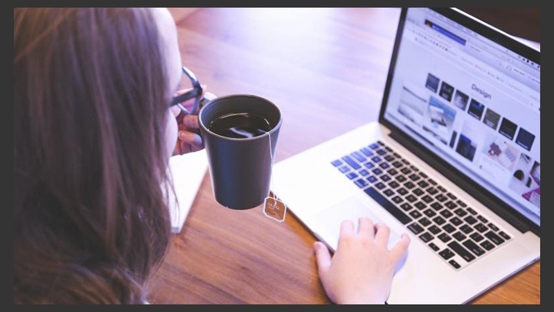 Pasar largas horas frente a la computadora afecta severamente a la salud.
