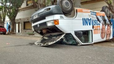 La combi con las imágenes de Lifschitz y Contigiani con las ruedas para arriba.