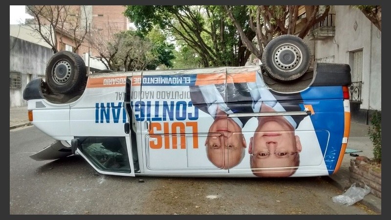 La combi con las imágenes de Lifschitz y Contigiani con las ruedas para arriba. 