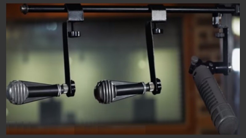 Steve Albini contó que les consultó a Dave Grohl y a Krist Novoselic antes de subastar los micrófonos. 