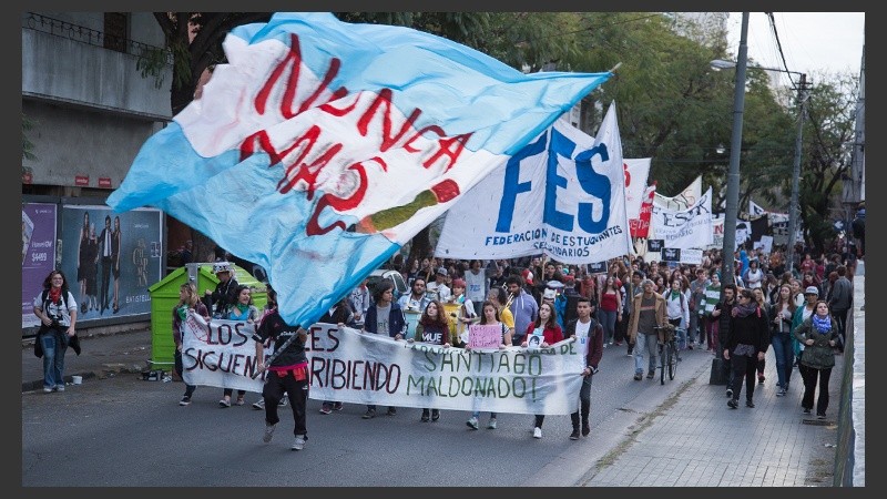 Los estudiantes marcharon por el centro de la ciudad este viernes por la tarde.