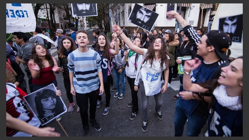 Los estudiantes marcharon por el centro de la ciudad este viernes por la tarde.