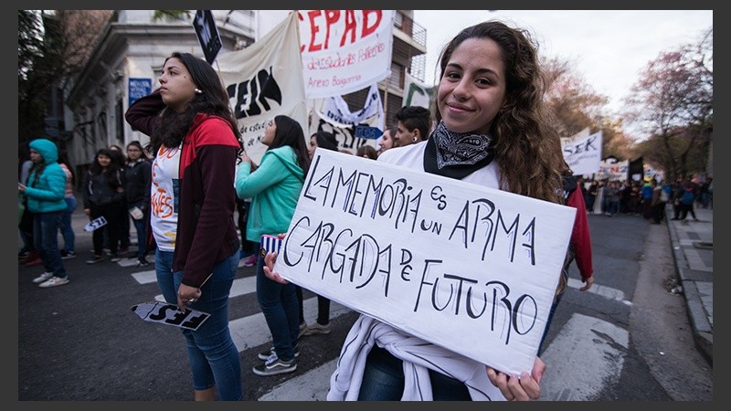 Los estudiantes marcharon por el centro de la ciudad este viernes por la tarde.