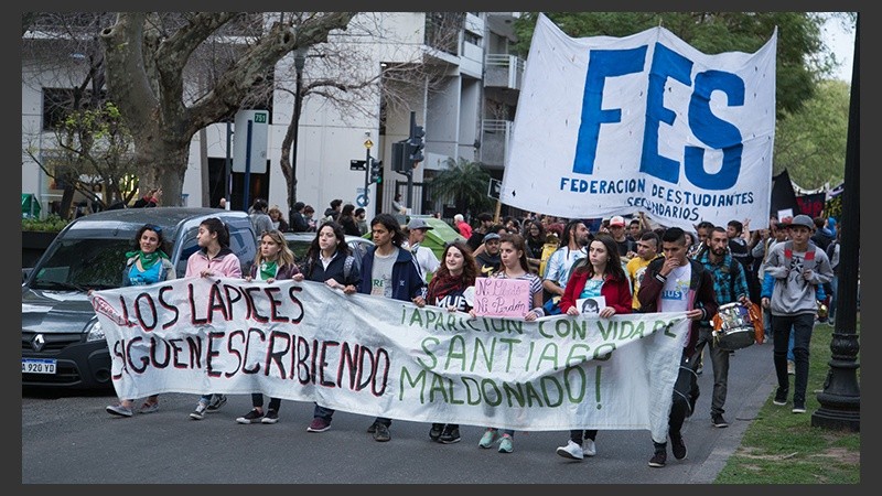 Los estudiantes marcharon por el centro de la ciudad este viernes por la tarde.