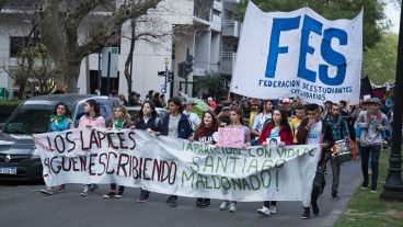Los estudiantes marcharon por el centro de la ciudad este viernes por la tarde.