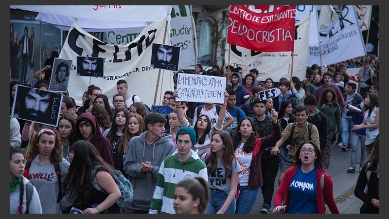 Los estudiantes marcharon por el centro de la ciudad este viernes por la tarde.