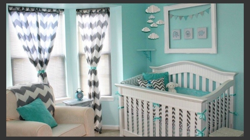 La cuna es aconsejable que se ubique lejos de la puerta y la cabecera debe estar sobre una pared.