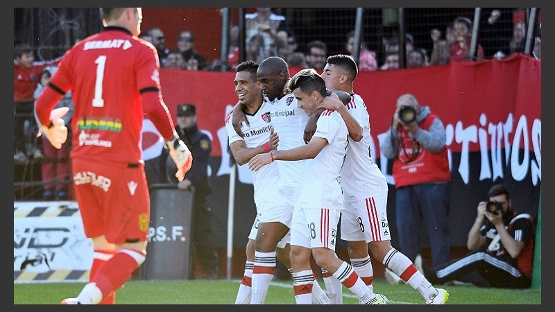 Leal celebró el primero en el Parque y se abraza con sus compañeros.
