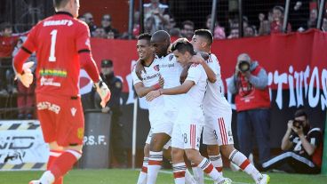 Leal celebró el primero en el Parque y se abraza con sus compañeros.