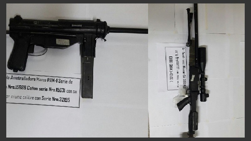 Dos de las armas largas incautadas.