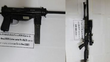 Dos de las armas largas incautadas.