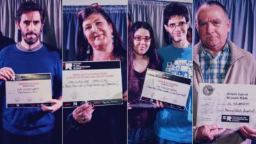 Ganadoras y ganadores del 24º Festival Cine Latinoamericano y sus diplomas.