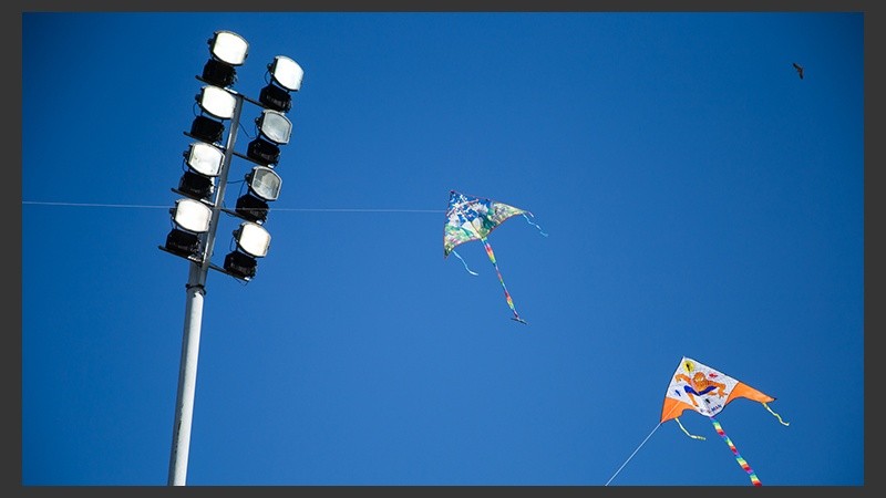 Tarde de domingo soleada y con algo de viento, ideal para el barrilete.