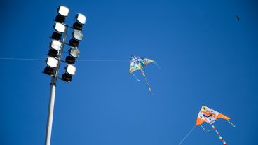 Tarde de domingo soleada y con algo de viento, ideal para el barrilete.