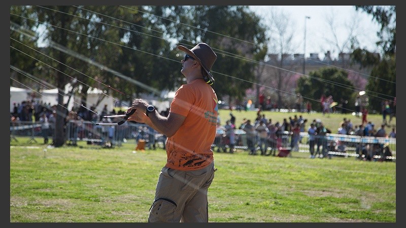 Uno de los especialistas en remontar un barrilete de 4 hilos.