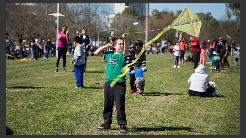 Uno de los miles de niños que se acercó al parque a remontar su cometa.