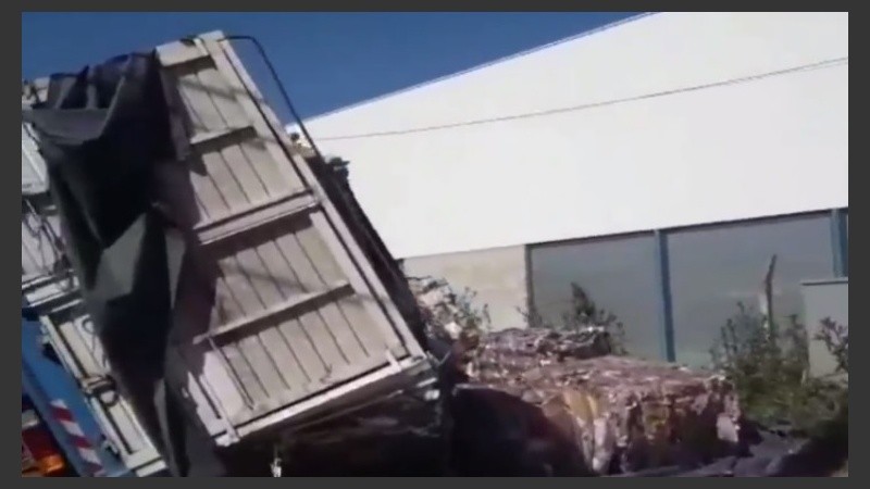 Así quedó el acoplado del camión. La carga, en la vereda.