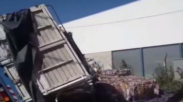 Así quedó el acoplado del camión. La carga, en la vereda.