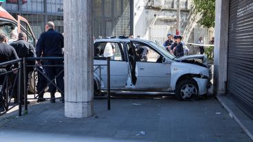 El Corsa terminó sobre la vereda e incrustado en una pared.