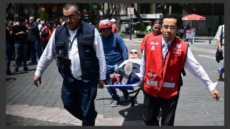 Miles de personas permanecían en las calles tras el sismo, que causó escenas de pánico.