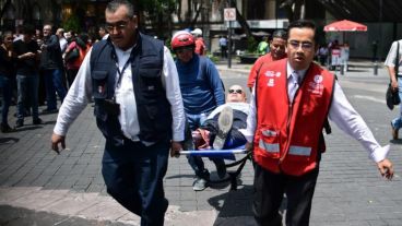 Miles de personas permanecían en las calles tras el sismo, que causó escenas de pánico.