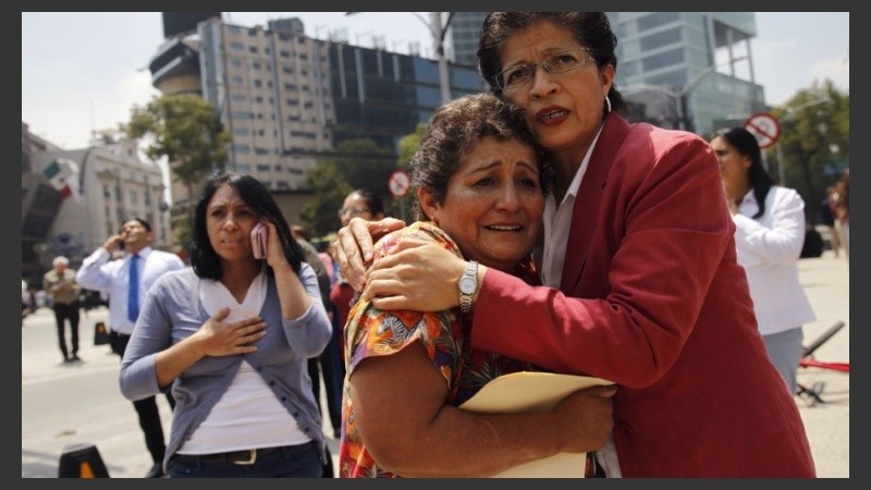 Miles de personas permanecían en las calles tras el sismo, que causó escenas de pánico.