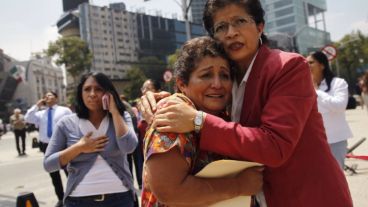 Miles de personas permanecían en las calles tras el sismo, que causó escenas de pánico.