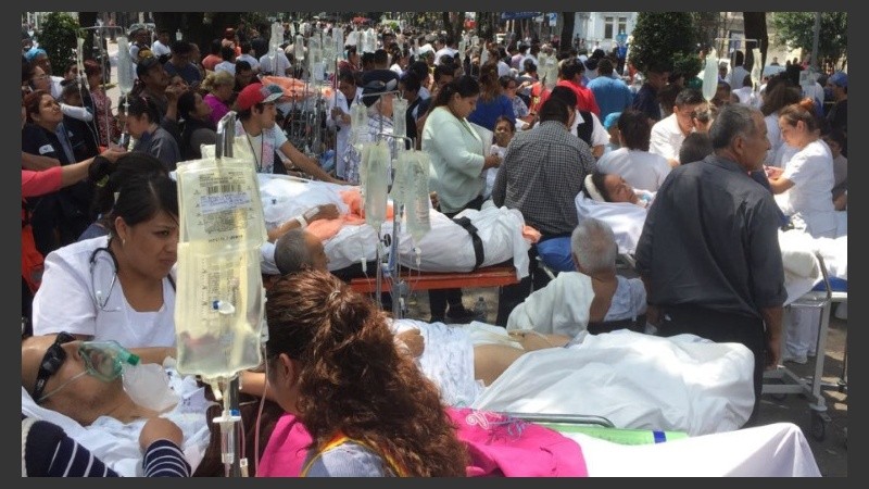 Pacientes evacuados tras el sismo, en México.  