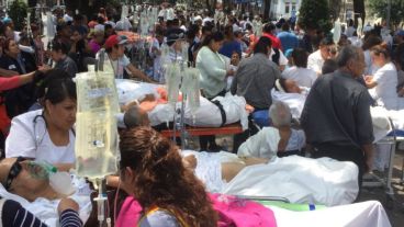 Pacientes evacuados tras el sismo, en México.