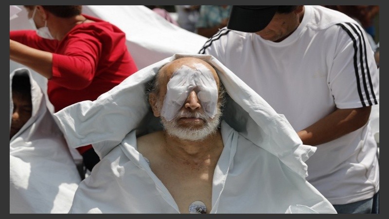Muchas personas eran asistidas en la calle, tras los daños ocasionados por el sismo.