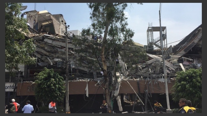 Edificio derruido a causa del movimiento sísmico. 