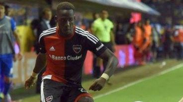 El peruano Luis Advíncula en acción con la camiseta rojinegra.