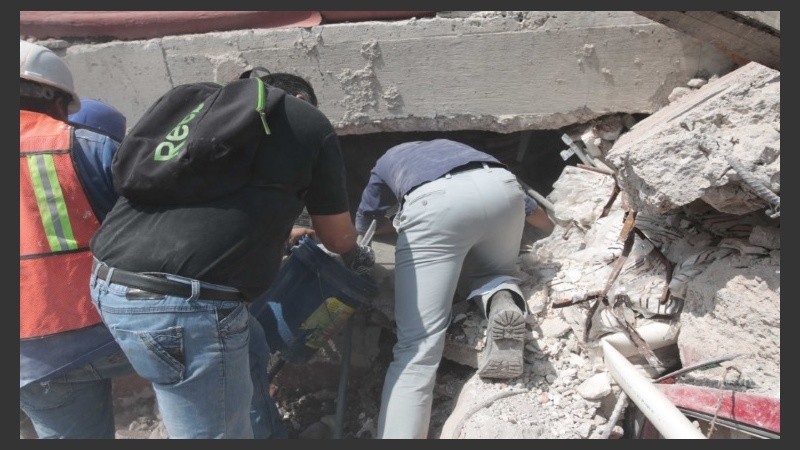 Cientos de mexicanos intentan rescatar a personas con vida de un edificio colapsado en Ciudad de México.
