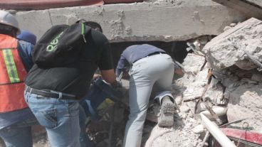 Cientos de mexicanos intentan rescatar a personas con vida de un edificio colapsado en Ciudad de México.