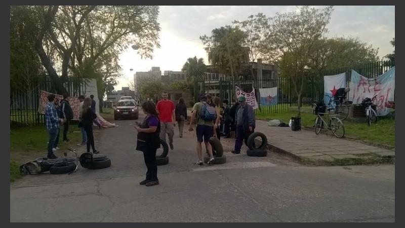 La manifestación en el ingreso del Centro Científico Tecnológico (CCT).