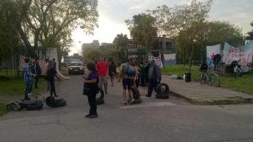 La manifestación en el ingreso del Centro Científico Tecnológico (CCT).
