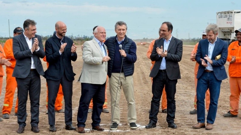 Macri, Lifschitz y Corral juntos en una obra sobre la ruta 34.
