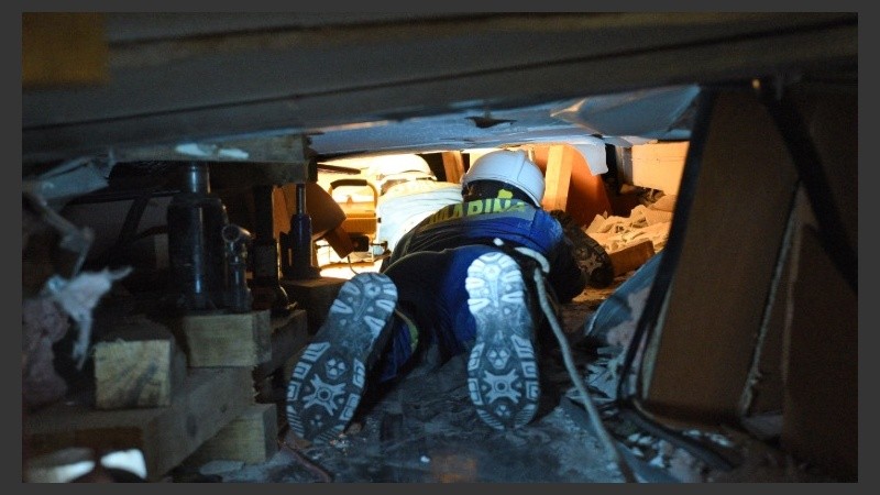 Continuaban las tareas para rescatar a personas atrapadas.