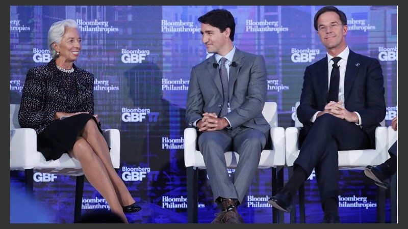 Trudeau entre Lagarde y Rutte.