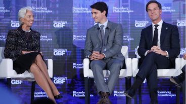 Trudeau entre Lagarde y Rutte.