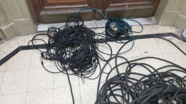 Los cables robados por los cuidacoches.