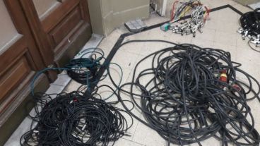 Los cables robados por los cuidacoches.